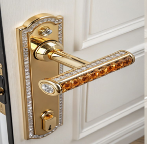 Poignée de porte en bronze antique avec de profondes sculptures victoriennes et une plaque arrière majestueuse. Disponible aux prix de gros. - Product Image 3