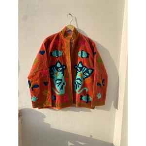 Chaqueta Suzani de Terciopelo Naranja Quemado con Bordado de Tigres Gemelos, Diseño Colorido Bohemio, Manga Larga, Ropa Exterior de Otoño para Mujer - Product Image 4