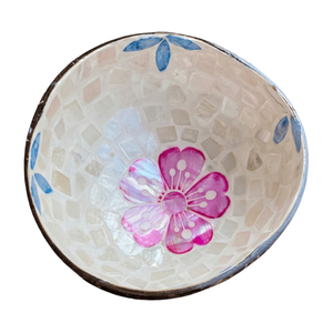 Cuenco Artesanal de Coco Reciclado - Detalle de Perla Brillante - Decoración Interior de Estilo Costero - Product Image 1