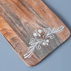 Tabla de servir de madera artesanal de diseño real, duradera, ecológica, con asa e incrustaciones florales, gruesa, para cocina, comedor y queso. - Product Image 4