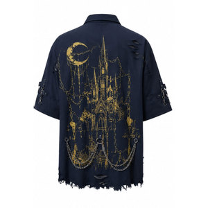 Camisa gótica estampada de manga corta para hombre con cadenas y detalles rasgados, cuello vuelto, estilo casual, tela popelina azul oscuro - Product Image 3