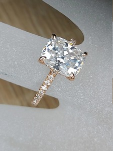 แหวนเพชรทรงคุชชั่นทองคำโรสโกลด์ 18KT |   ตัวเรือนแบบ Pave Shoulder Band Prong Setting |   เคลือบโรเดียมได้รับการรับรองจาก IGI |   วีวีเอส ไอซ์ไวท์ | - Product Image 5