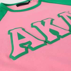 Camiseta Raglán Premium Rosa y Verde AKA para Mujer, Diseño con Estampado de Letras Griegas, Manga en Contraste, Cuello Redondo, Alta Calidad, Informal - Product Image 5