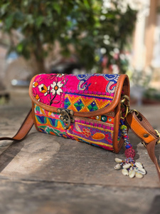 Bolso bandolera bordado a mano indio, bolso de hombro con solapa de patchwork étnico y ribete de cuero para mujer - Product Image 5