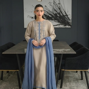 Ensemble kurta, pantalon et dupatta en soie Chanderi avec broderies, vêtements ethniques pour femmes par Aarika Textile - Product Image 2