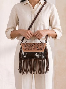 Sac à bandoulière de voyage léger en cuir véritable style bohème avec imprimé vachette et franges à pompons, fermeture à rabat à sangle unique - Product Image 4