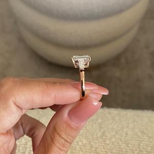 Bague à trois pierres en diamant taille émeraude de 5,50 carats _ Certifiée IGI D-VVS2 Émeraude & Baguette _ Or rose 18 carats - Product Image 1