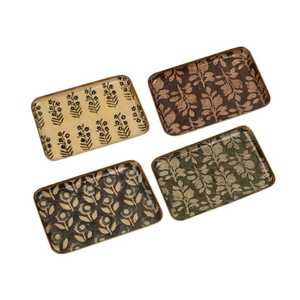 Assiettes rectangulaires en émail avec motif végétal peint à la main, design vintage, lot de quatre - Product Image 1