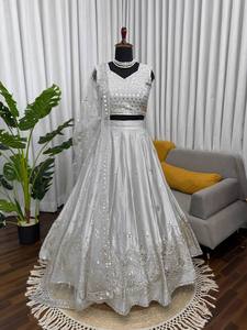 เลเฮนกา โจลี งานปักดิ้นลายดั้งเดิมสำหรับฤดูหนาว ดีไซน์ล่าสุด ประดับเลื่อม คุณภาพสูง สำหรับงานแต่งงาน งานปาร์ตี้ และงานเทศกาลสำหรับผู้หญิง - Product Image 2