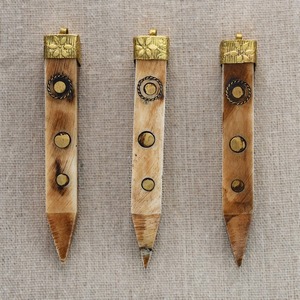 El proveedor mayorista líder ofrece el colgante de joyería con incrustaciones de hueso de la mejor calidad en varias formas Venta de dijes encantadores de colores antiguos - Product Image 1