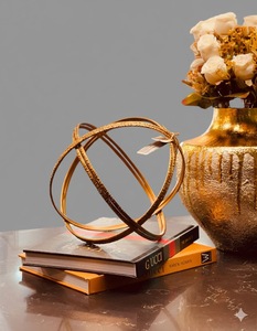 Sculpture élégante en aluminium pour la décoration intérieure moderne, améliorant l'espace de vie grâce à un design artistique en métal. - Product Image 1