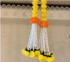 Décoration murale bohème en macramé avec pompons oranges et perles blanches pour décoration de mariage en intérieur - Product Image 2