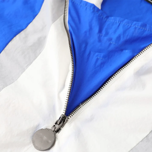 Chaqueta Cortavientos con Capucha y Media Cremallera Beta Phi Sigma Tallas Grandes, Estampado Azul Rey, Gris Claro y Blanco, Logos Bordados, Bolsillos Ocultos - Product Image 2