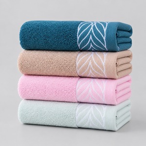 Serviette en tissu éponge de qualité supérieure, dotée d'une texture moelleuse et d'une surface absorbante pour un séchage confortable à la maison, au gymnase, au spa ou en voyage. - Product Image 4