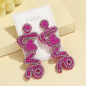 Pendientes de botón unisex hechos a mano con cuentas de cristal, diseño de sombrero, letras clásicas de profesor, color rosa intenso, novedades, para fiesta y boda - Product Image 4