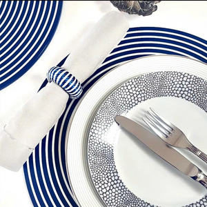 Sous-plat rond en MDF laqué à motif partiel, surface solide minimaliste avec détails linéaires, conçu pour une mise en scène de table moderne, OEM ODM - Product Image 6