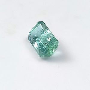 มรกตธรรมชาติจากไนจีเรีย ทรงเหลี่ยม 1.40 กะรัต พลอยเจียระไน (5x8x4.1 มม.) - Product Image 4