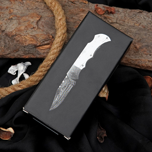 Couteau pliant portable en acier carbone fait main avec étui en cuir, design compact pour la randonnée, les voyages et les activités de plein air - Product Image 6
