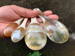 Cuchara de Servir Mini Hecha a Mano con Cuerno Natural Real de la Mejor Calidad, Diseño Único, Decorativa, Capacidad de 10 ml, Ecológica, para Fiestas y Cocina en India - Product Image 4