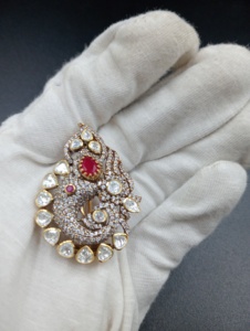 Broche Amaira Jewels Vintage Fleur Paon en Argent 925 avec Rubis Central et Diamant Taille Poire Sertie en Bezel, Bijou de Mariage de Luxe Unisexe - Product Image 1