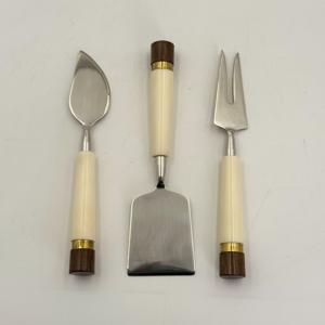 Nuevo Producto: Juego de 3 Cuchillos para Queso de Acero Inoxidable con Mango de Resina Blanca, Acabado Espejo, Nuevo Diseño al Precio Más Bajo en India - Product Image 3