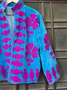 Chaqueta Boho Azul de Terciopelo para Mujer, Bordada con Motivos Florales Suzani, Manga Larga, Cuello Alto, Ropa de Abrigo Otoñal para Mujer - Product Image 6