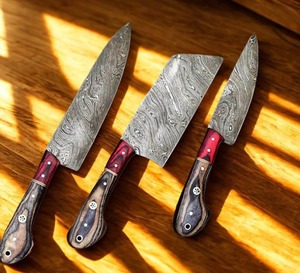 Ensemble de couteaux de chef à motif damas artisanal, 5 pièces, avec manches en bois et étuis en cuir - Product Image 2