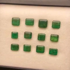 มรกตธรรมชาติทรงเหลี่ยมจากแซมเบีย 12 เม็ด คุณภาพเกรด AAA ความเงางามเยี่ยม สีเขียวสวยงาม ขัดและเจียระไนอย่างสมบูรณ์แบบ - Product Image 5