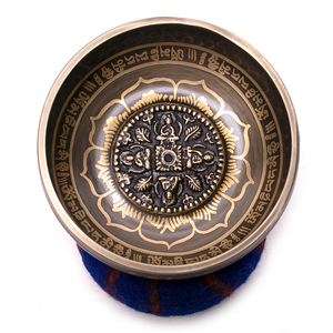 Bol chantant tibétain traditionnel martelé à la main avec 4 gravures de mandalas bouddhistes et des symboles sacrés de lotus et de sagesse bouddhiste - Product Image 1