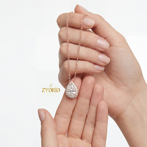 Colgante de Lujo con Diamantes en Forma de Pera Dorada y Halo de Diamantes Brillantes, Diseño Elegante y Atemporal, Cadena de Eslabones para Bodas, Fiestas y Aniversarios - Product Image 4