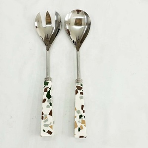 Servidores de ensaladas decorativos de metal chapado en plata, con mango de madera, incluye cuchara y tenedor - Product Image 2