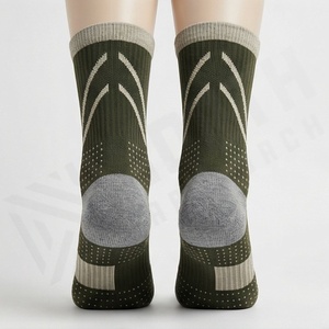 Calcetines Deportivos Verde Oliva con Patrón Geométrico, Transpirables, de Poliéster, Algodón y Elastano, para Senderismo, Actividades al Aire Libre, Otoño, Adultos, Corte Regular - Product Image 2