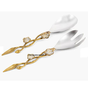 Juego de cubiertos con cuchara y tenedor para uso en el hogar y en hoteles, con diseño floral elegante y mangos metálicos con acabado plateado brillante. - Product Image 1