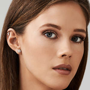 Boucles d'oreilles en diamant moissanite fin, taille baguette conique, motif flocon de neige unique, en or 14 carats, vente en gros pour Noël - Product Image 3