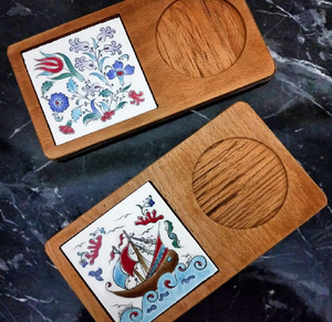 Tabla de desayuno de madera natural, azulejo de filigrana roja, portavasos. Disponible a precios de mayorista. - Product Image 5