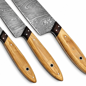 Ensemble de 3 couteaux de cuisine à motif Damas, lames gris argenté, manches en bois brun clair, pour chef, découpe et préparation des aliments - Product Image 2