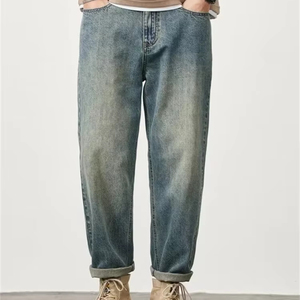 Experimente la perfección de la moda de alta gama con el intrincado trabajo de incrustaciones de piedras en nuestros exclusivos pantalones vaqueros con pedrería para hombre. - Product Image 3