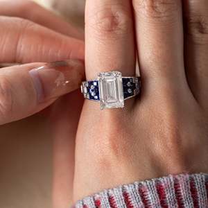 Bague en or véritable avec diamant de laboratoire personnalisé de 5 carats, inspirée du style vintage, taille émeraude, faite à la main, avec accents de saphir bleu royal, Art Déco - Product Image 1