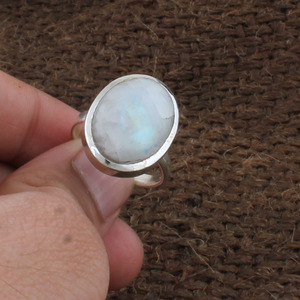 แหวนเงินแท้ 925 ประดับมูนสโตนสีรุ้งธรรมชาติ พลอยไฟสีน้ำเงิน สำหรับผู้หญิง งานหมั้น งานแต่งงาน เครื่องประดับคุณภาพสูง ขายส่ง - Product Image 2