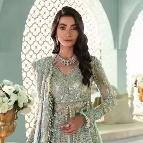 Robe de mariée pakistanaise haut de gamme vert émeraude et or antique, richement ornée, avec un dos en Pishwas et des détails dorés complexes - Product Image 2