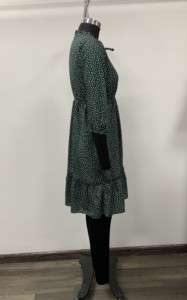 Vestido midi verde con lunares, corte en A, cuello mandarín, manga tres cuartos, dobladillo con volantes, estilo casual, holgado, de algodón tejido. - Product Image 3