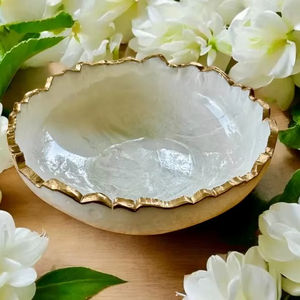 Bol décoratif en résine de luxe avec une finition élégante, idéal pour les tables de fête ou les pièces modernes et minimalistes. - Product Image 1