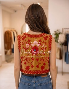 เสื้อแจ็คเก็ตโคติกำมะหยี่สีเหลืองมัสตาร์ดทำมือสำหรับผู้หญิง เสื้อกั๊กสไตล์อินเดียแบบไม่มีแขน เสื้อครอปท็อปแบบเปิดด้านหน้า - Product Image 4