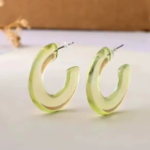 Pendientes de Resina Hechos a Mano para Mujer, Diseño Moderno y Artístico con Acabado Brillante, Forma Personalizada de Hada del Amor - Product Image 3