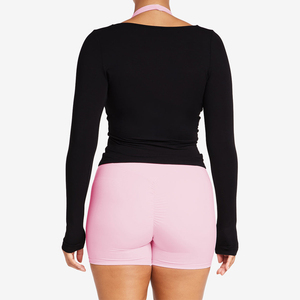 Top corto negro de manga larga con cuello en V para mujer, con ribete rosa y estampado de logotipo, estilo deportivo ajustado - Product Image 2