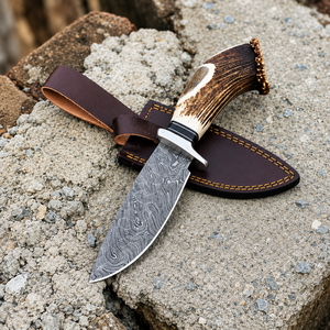 Cuchillo de hoja fija de acero de Damasco hecho a mano con mango de cuerno de ciervo y funda de cuero para camping y desollado al aire libre - Product Image 6