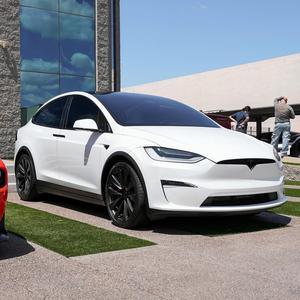 Véhicule utilitaire électrique 2022 à trois moteurs - Product Image 6