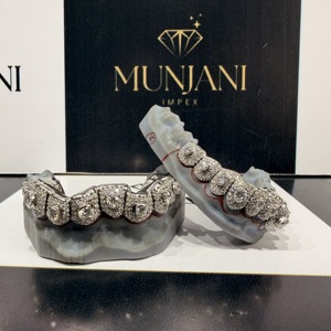 เพชรคุณภาพสูง VVS ความใสระดับ Brilliant Cut  ฮิปฮอปกริลล์ชุบทอง เงินแท้ S925 สไตล์วินเทจ รับรองโดย IGI สำหรับงานปาร์ตี้  ออกแบบตามสั่งสำหรับผู้ชาย - Product Image 1