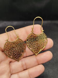 Pendientes de latón: Pendientes punk de latón del fabricante con motivos florales y anillos grandes - Product Image 3