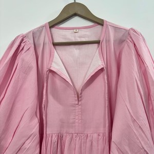 เดรสสั้นคอวี แขนสามส่วน ผ้าฝ้ายพิมพ์ลายดอกไม้แบบแฮนด์บล็อก เป็นมิตรต่อสิ่งแวดล้อม แต่งระบายชายกระโปรงด้วยลูกไม้ทำมือ สไตล์ไครา ชิโนเซอรี สำหรับโอกาสพิเศษ - Product Image 2